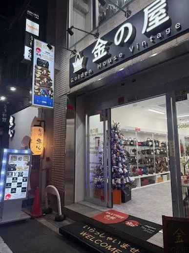 ヴィンテージバッグが見える店舗の入口