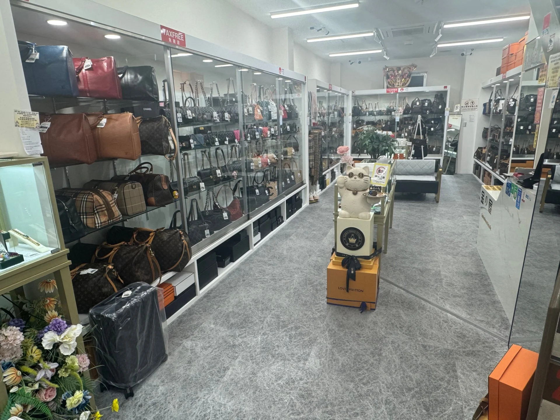 ガラス棚にバッグが並ぶ店内の様子